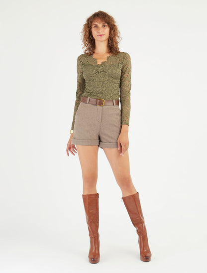 Short met omgeslagen pijpen en chevronprint. - Beige